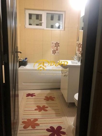 Apartament cu 3 camere semidecomandat în Podu Roș