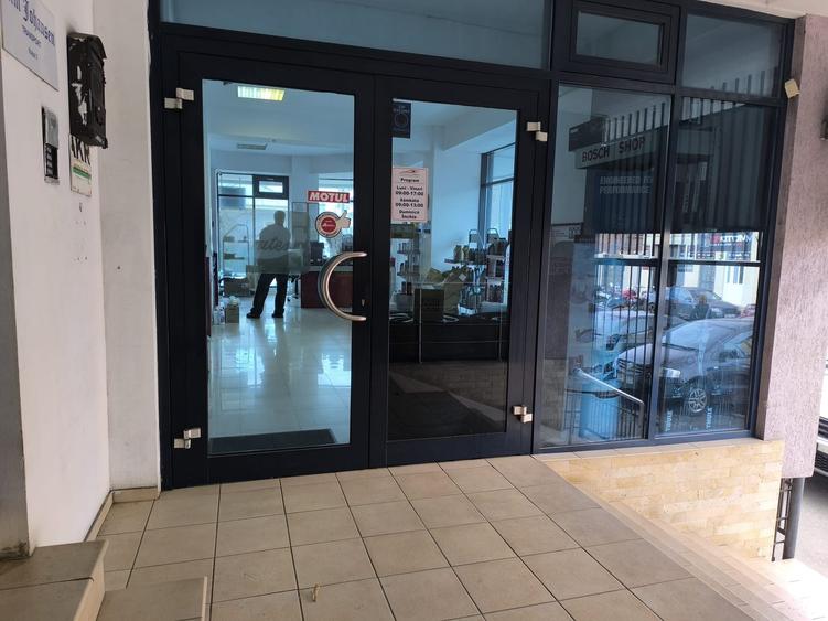 CENTRU ATELIERELOR -Spatiu comercial cu suprafata vitrata mare - 2