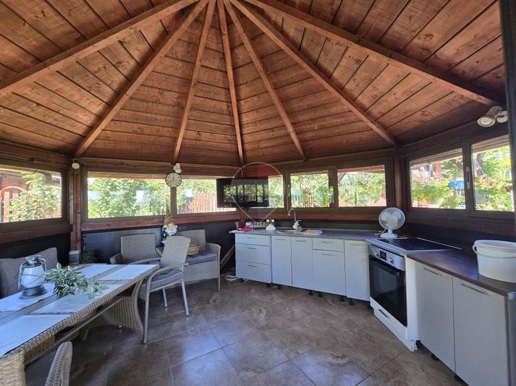 Casă individuală cu 7 camere cu Teren 4431 Mp în Vâlcele