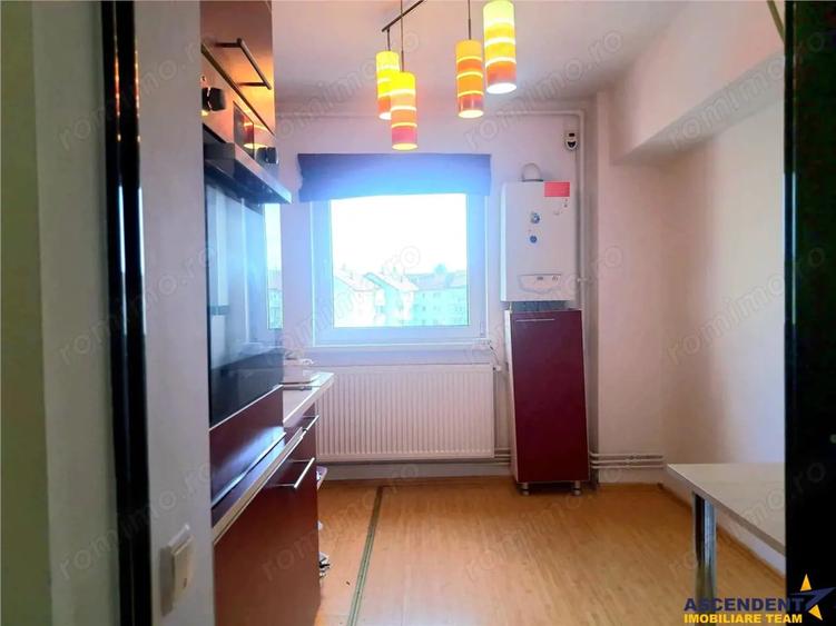 Apartament cu 3 camere decomandat, mobilat în Lenin