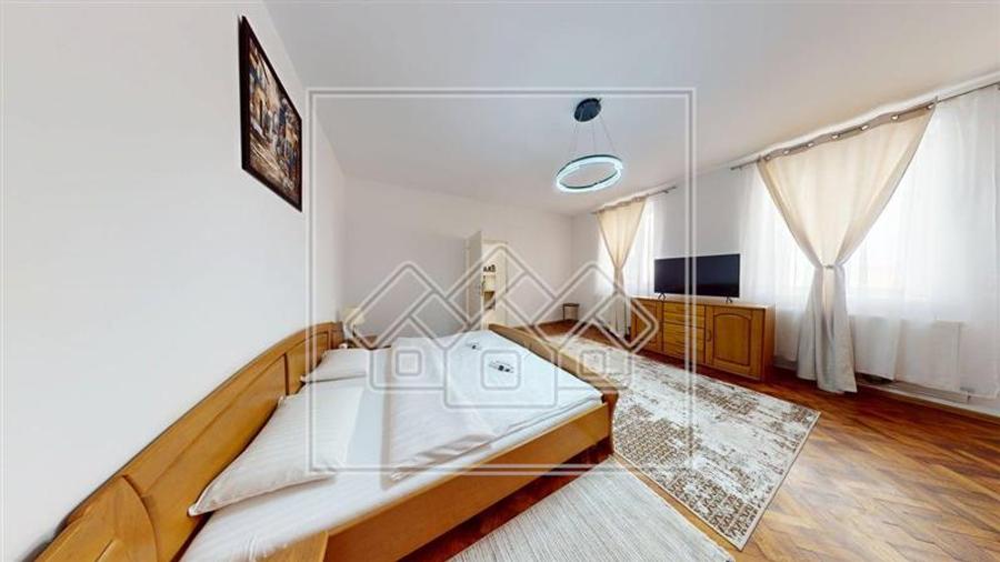 Apartament cu 3 camere semidecomandat în Central