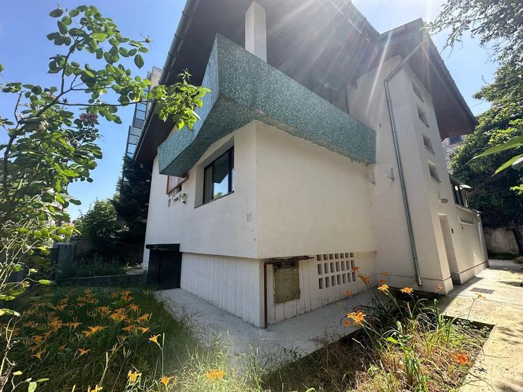 Casă individuală cu 8 camere cu Canalizare în Primăverii