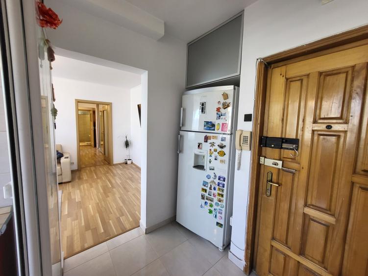 Apartament cu 3 camere semidecomandat în Iancului