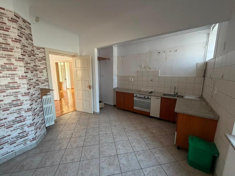 Apartament cu 4 camere semidecomandat în Universitate