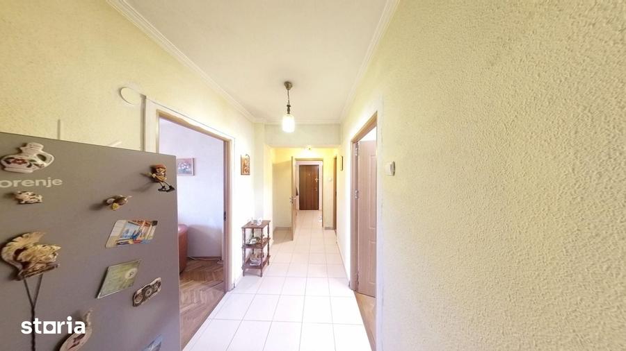 Apartament cu 4 camere decomandat în Central