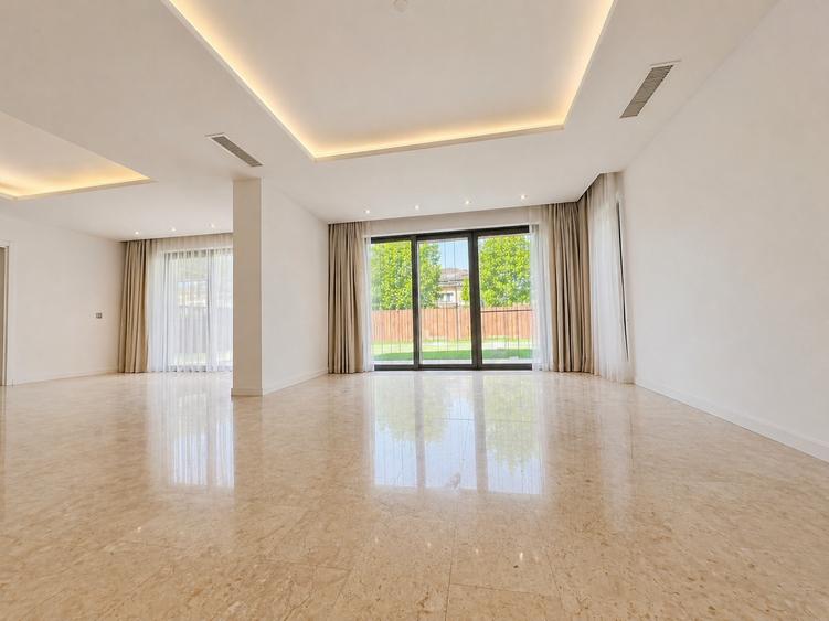 Duplex cu 9 camere cu Garaj în Central