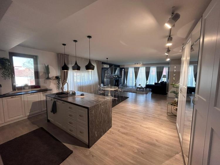 Apartament cu 3 camere semidecomandat, mobilat în Central