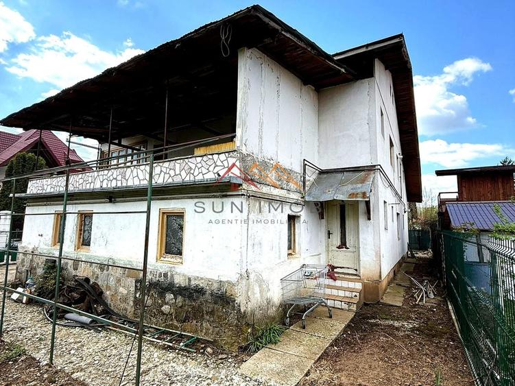 Casă cu 8 camere cu Canalizare în Câmpinița