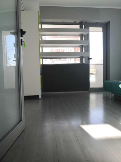 Apartament cu 3 camere semidecomandat în Gara de Nord