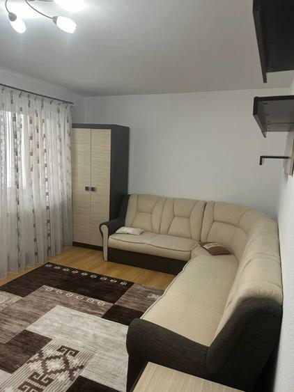Apartament cu 3 camere decomandat în Exterior Vest