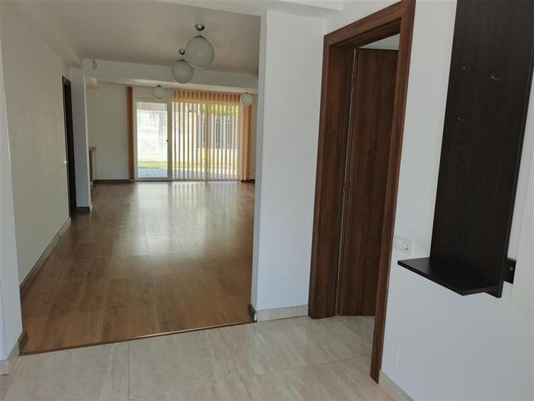 Duplex cu 5 camere cu Canalizare în Europa