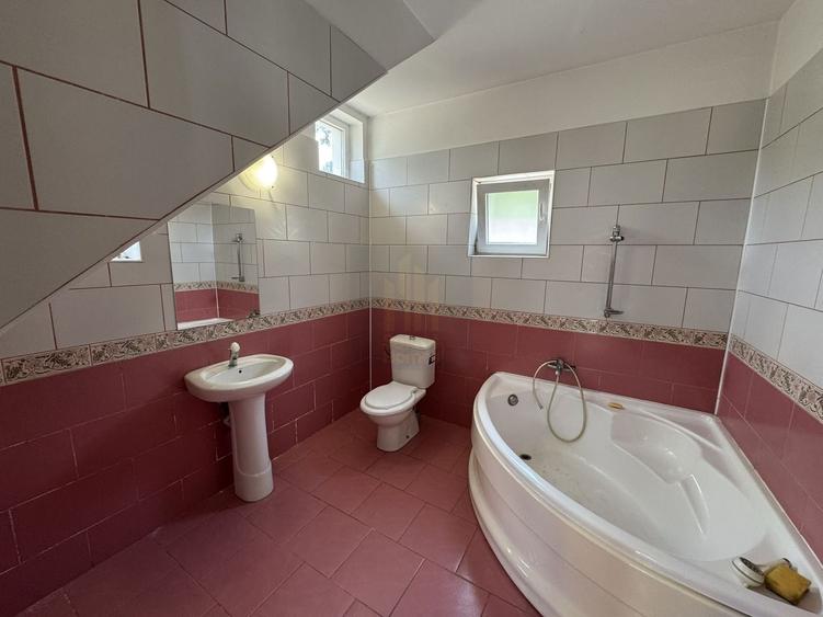 Casă individuală cu 7 camere cu Canalizare în Regie