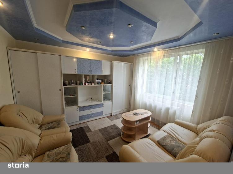 Apartament cu 3 camere decomandat în Botizului
