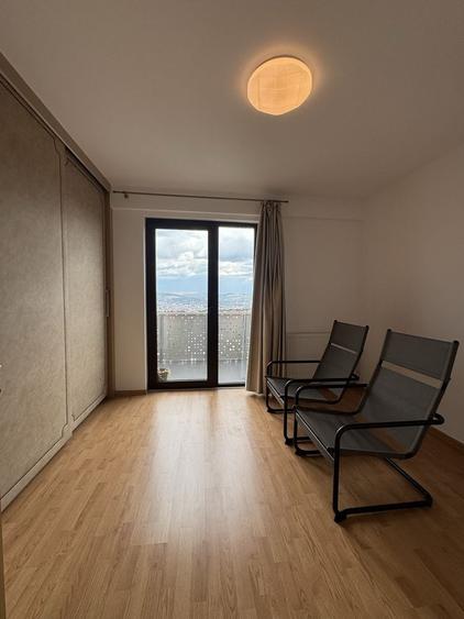Apartament cu 3 camere decomandat în Europa