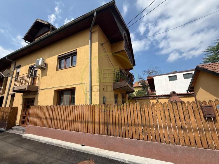 Casă individuală cu 5 camere cu Canalizare în Rovine