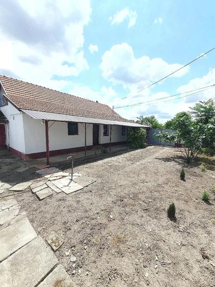 Casă cu 2 camere cu Teren 731 Mp în Turnu