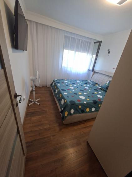 Apartament cu 3 camere semidecomandat în Craiovei