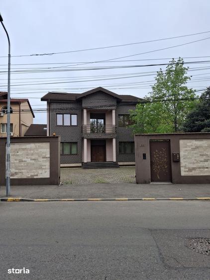 Casă cu 8 camere cu Teren 764 Mp în Tineretului