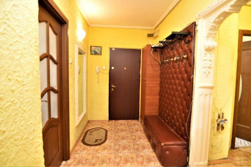 Apartament cu 3 camere decomandat, mobilat în Vitan
