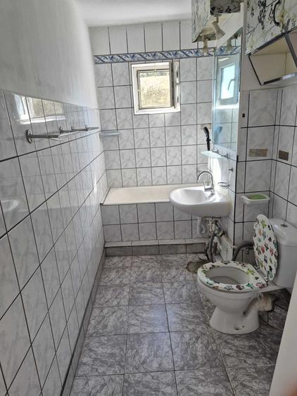 Apartament cu 3 camere decomandat în Bârzești