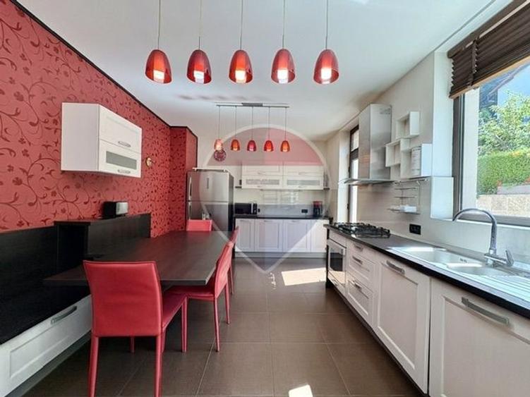 Casă individuală cu 6 camere cu Teren 1010 Mp în Noua