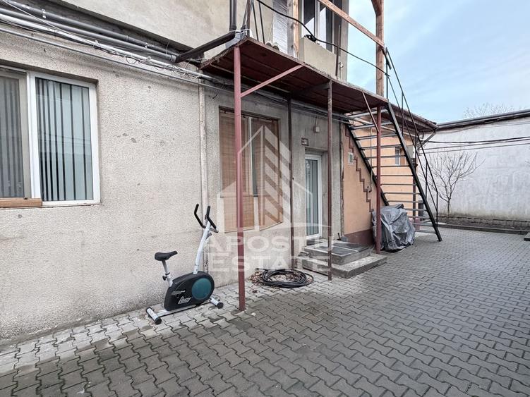 Apartament cu 3 camere semidecomandat, mobilat în Dâmbovița