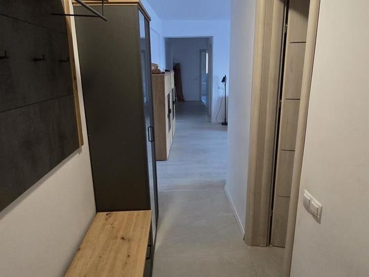 Apartament cu 3 camere semidecomandat în Central
