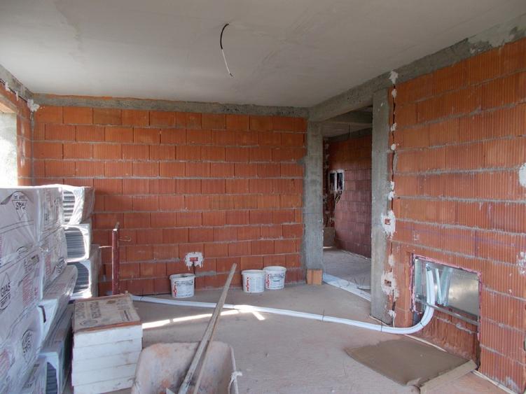 Casă individuală cu 3 camere cu Teren 600 Mp în Parța