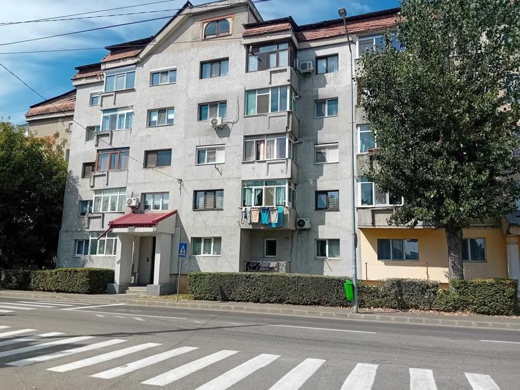 Apartament cu 2 camere semidecomandat în Micro 11