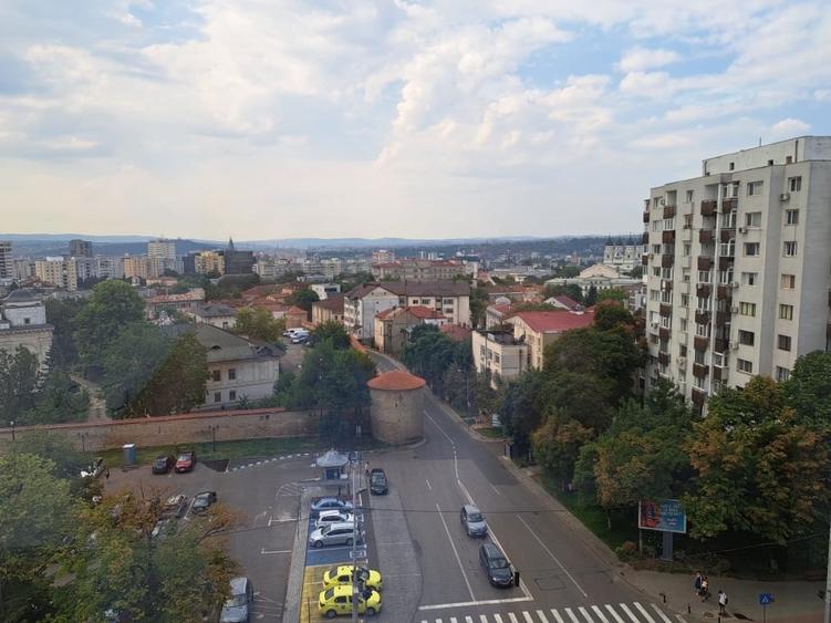 Apartament cu 2 camere decomandat, mobilat în Podul de Fier