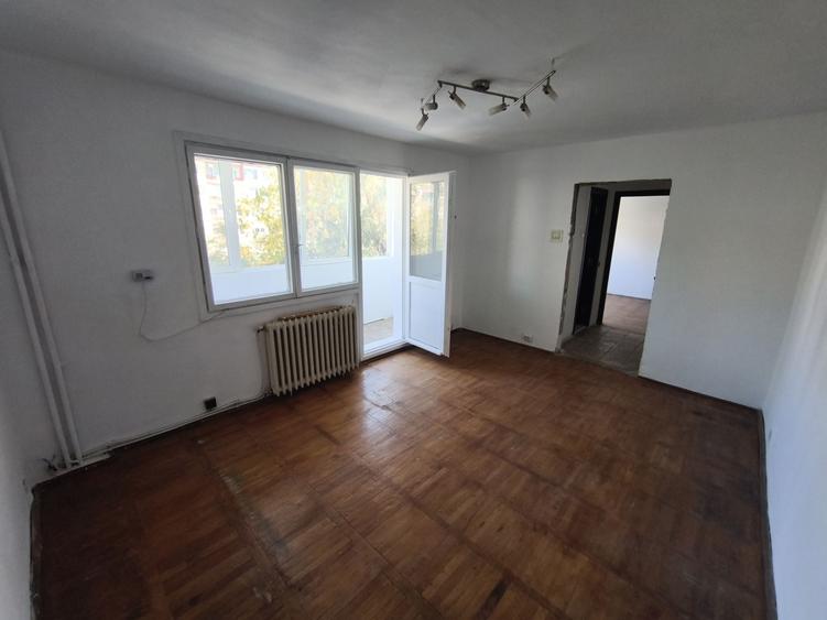 Apartament cu 3 camere semidecomandat în Govândari