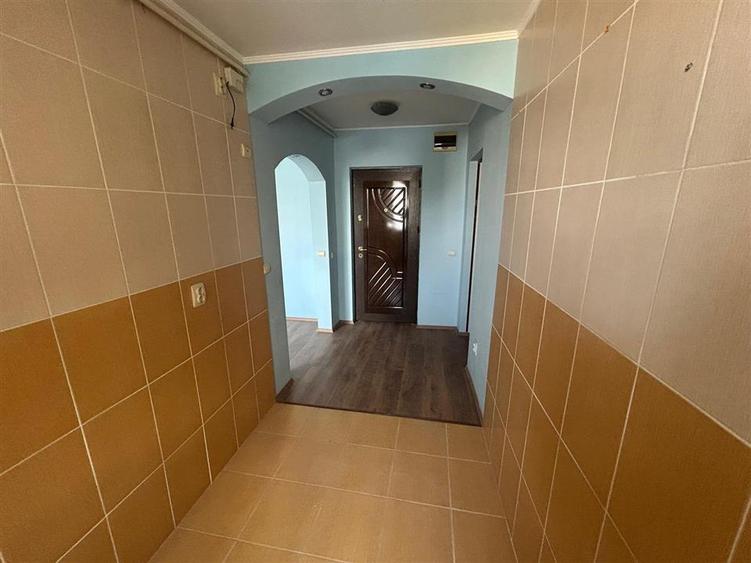 Apartament cu 3 camere semidecomandat în Sud