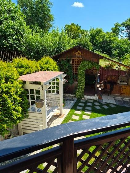 Casă individuală cu 7 camere cu Canalizare în Bucium