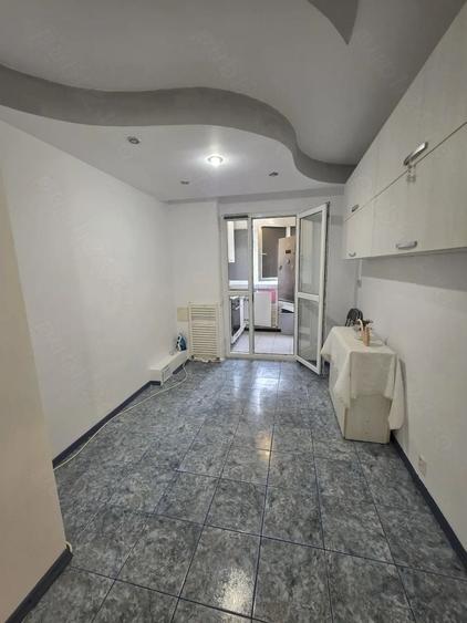 Apartament cu 3 camere semidecomandat în Fizicienilor