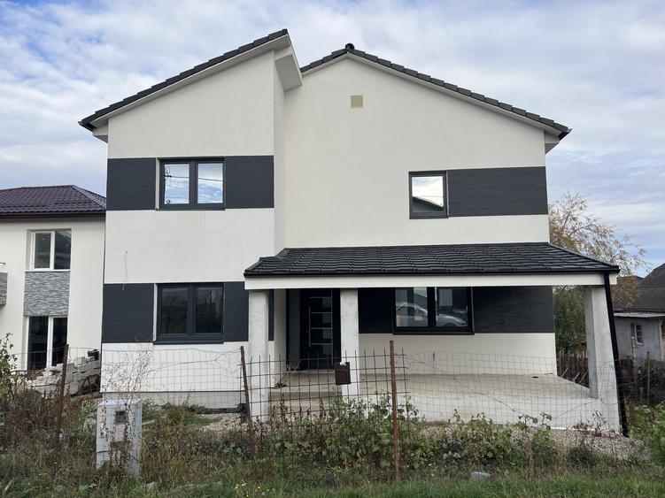 Casă individuală cu 4 camere cu Teren 300 Mp în Câmpenești