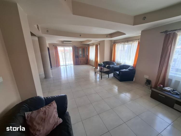 Apartament cu 3 camere în Pârneava
