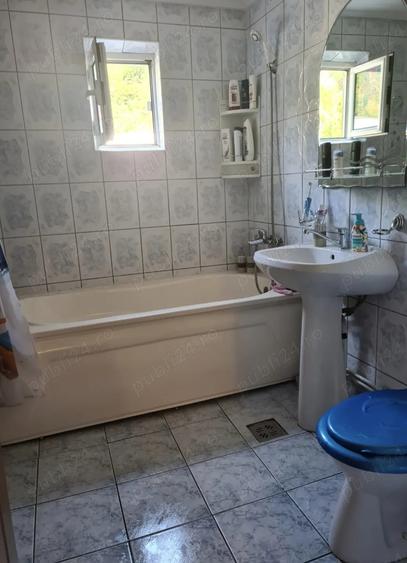 Apartament cu 3 camere decomandat în Brezoi
