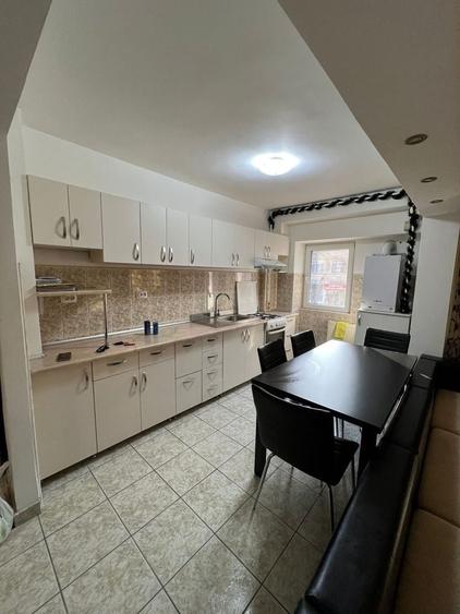 Apartament cu 3 camere decomandat în Ștefan cel Mare