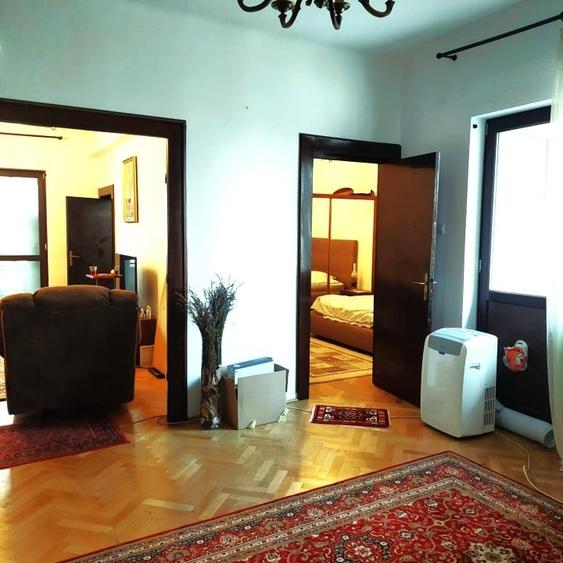 Apartament cu 4 camere circular, mobilat în P-ța Romană