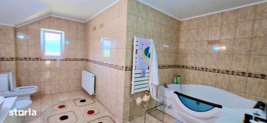 Casă cu 5 camere cu Teren 528.29 Mp în Central