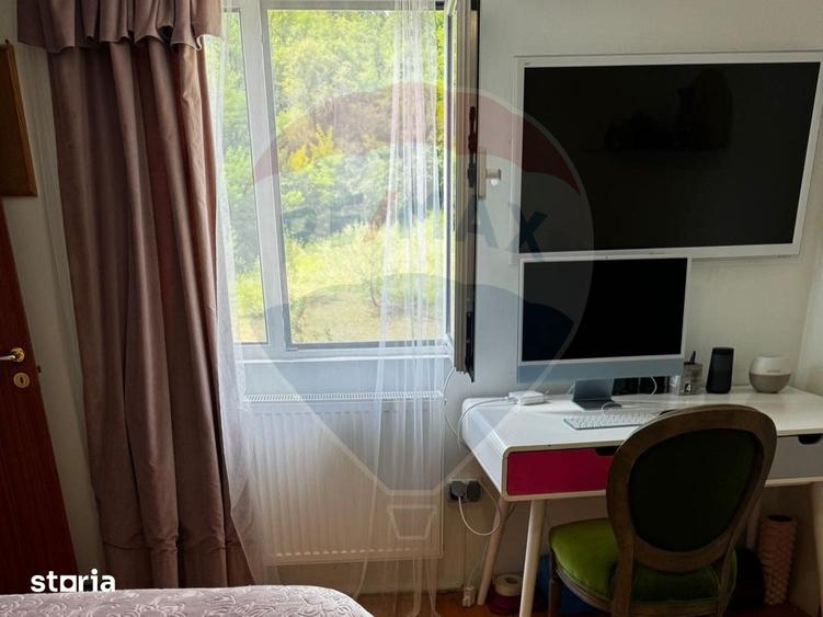 Casă cu 6 camere cu Teren 3548 Mp în Sănduleni