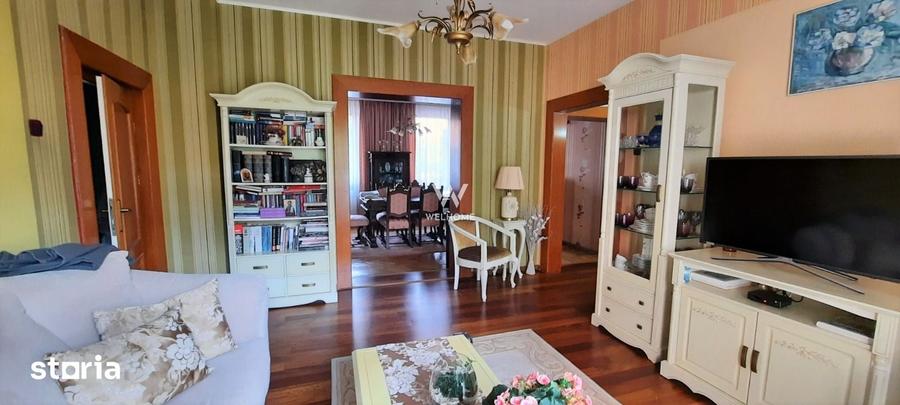 Casă cu 8 camere cu Teren 1000 Mp în Trei Stejari