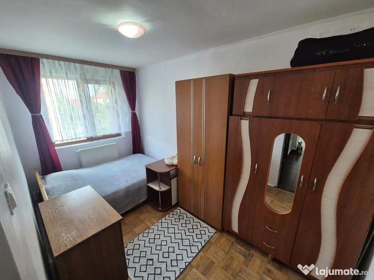 Apartament cu 3 camere semidecomandat, mobilat în Central