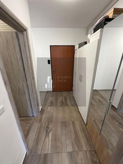 Apartament cu 3 camere semidecomandat în Metalurgiei