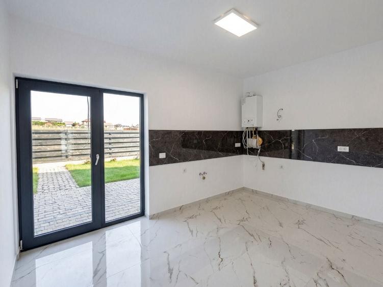Casă cu 4 camere în Breazu