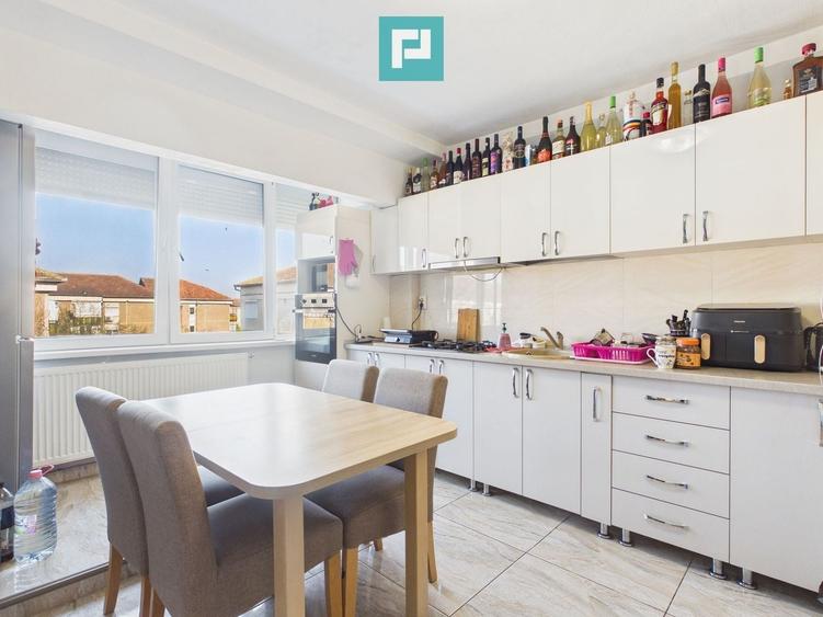 Apartament cu 4 camere decomandat în Valenta
