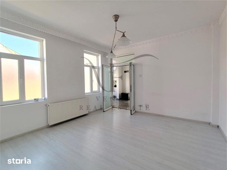 Casă cu 9 camere cu Teren 212 Mp în Eminescu