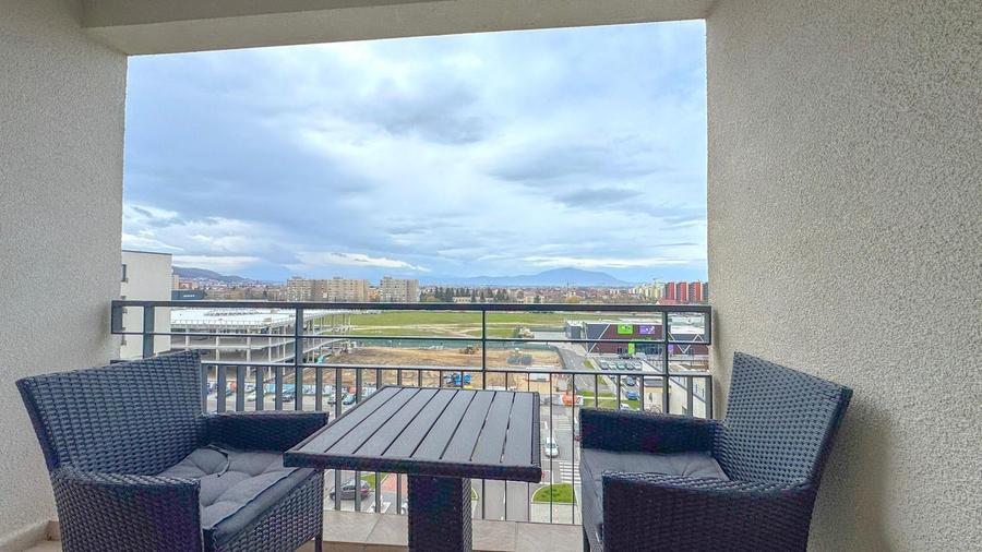 Apartament cu 3 camere decomandat în Tractorul