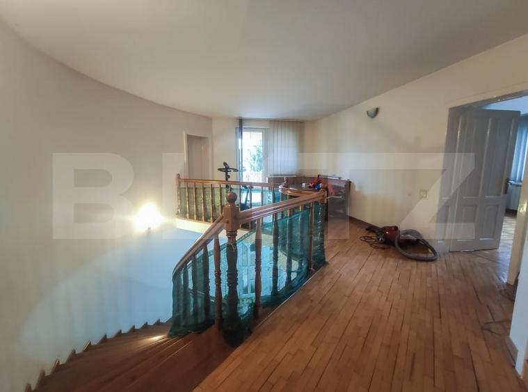 Casă individuală cu 8 camere cu Canalizare în Titulescu