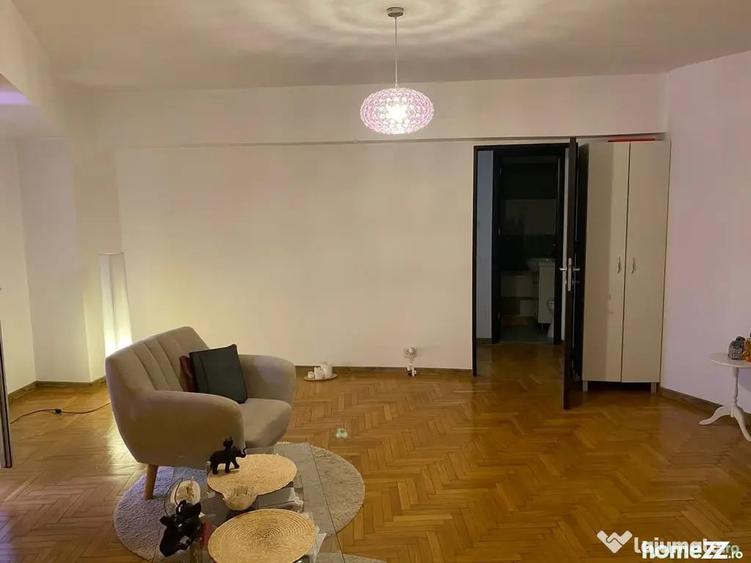 Apartament cu 3 camere semidecomandat în Calea Victoriei